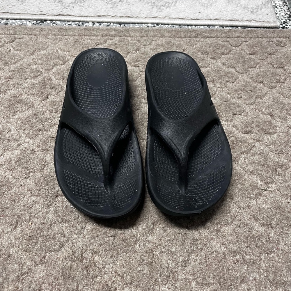Sovella Thong Style Lightweight Rubber Sandals Black Arch Support Comfort 6.